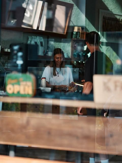 FABRIEK Roasting Co. cepli siyah önlük ve elde espresso fincanı