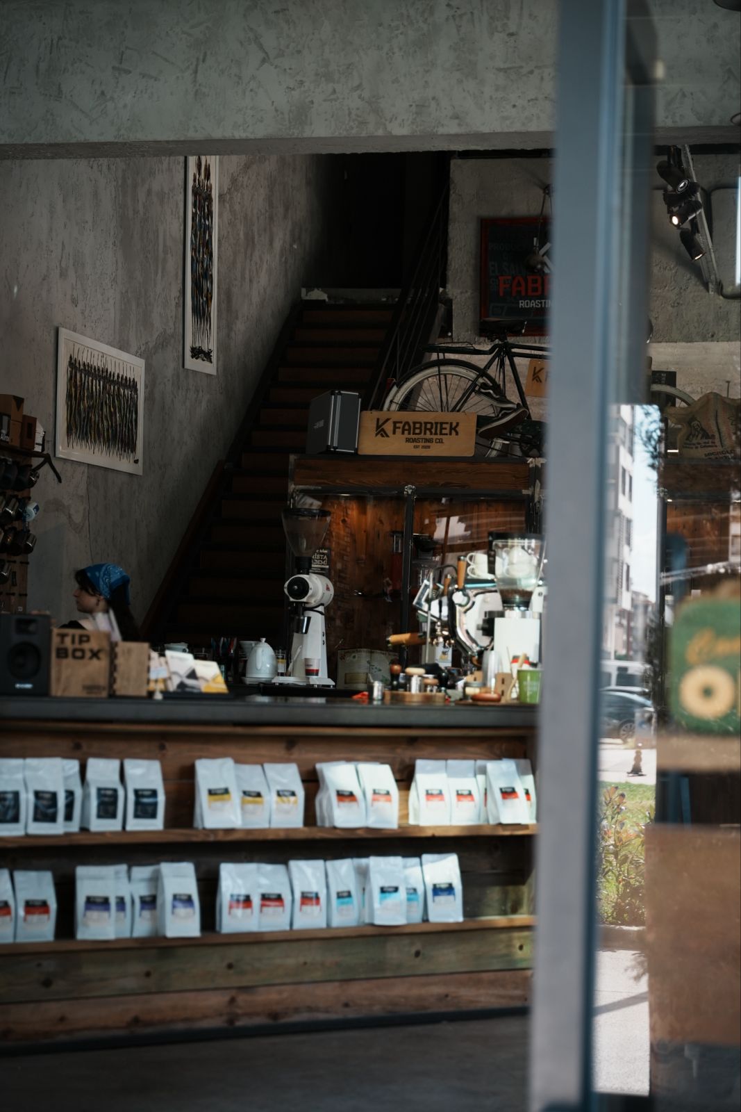 FABRIEK Roasting Co. vitrini, öğütücü ve espresso makinesi